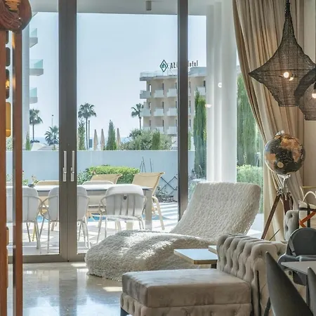 Luxury With Pool Near Beaches And Harbor 빌라 파포스