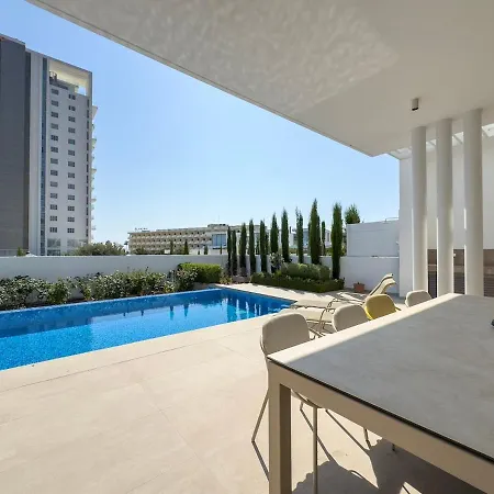 Luxury With Pool Near Beaches And Harbor * 파포스